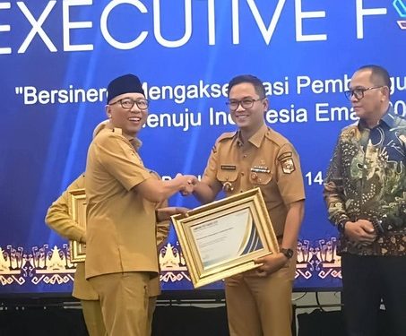 Bupati Lampung Utara Terima Penghargaan Sebagai Pioner Kemandirian Ekonomi Desa