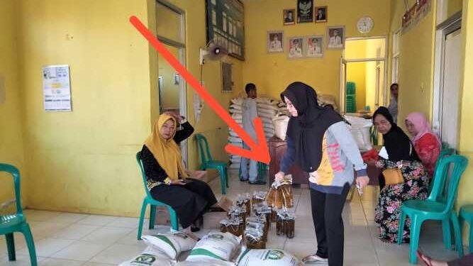 ASN Inspektorat Lampung Utara Kedapatan Mengambil Bantuan Sembako di Kelurahan, Insiden Pencekalan Wartawan Langgar UU Pers