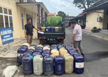 POLRES METRO UNGKAP KASUS DUGAAN BBM OPLOSAN, DUA PELAKU DIAMANKAN