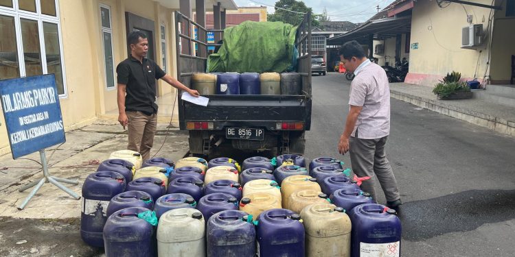 POLRES METRO UNGKAP KASUS DUGAAN BBM OPLOSAN, DUA PELAKU DIAMANKAN