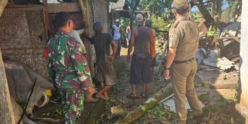 Babinsa Koramil 411-04/Trimurjo Bahu-Membahu Bersama Warga Bersihkan Pohon Tumbang